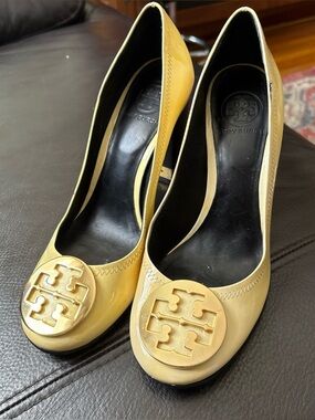 Tory Burch Pale Yellow Leather Logo Round-Toe Pumps, SIZE 8.5 US